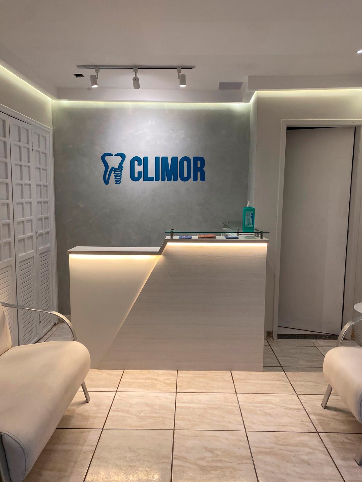 Recepção da Climor com o logo da clínica na parede